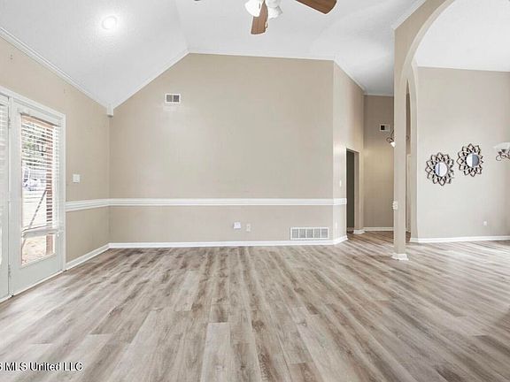 4th image of 5409 Doe Ln