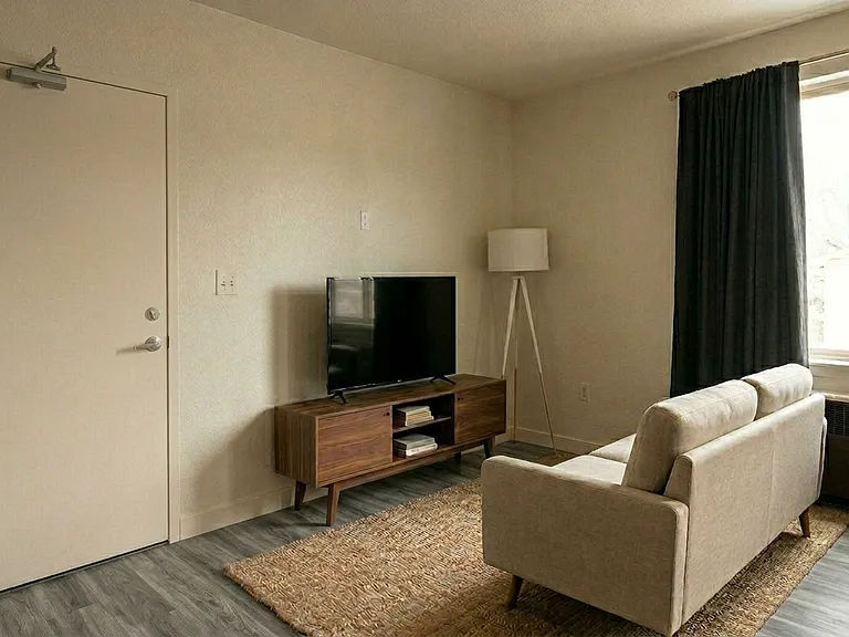 2111 Lawn Ave #9 — Photo 4