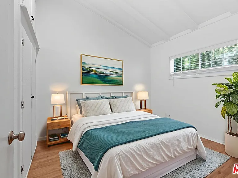 5541 Fallbrook Ave — Photo 35