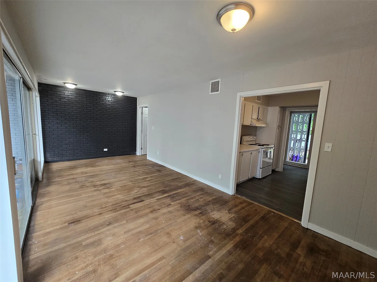 3 bed, 2.0 bath, 1050 sqft, $1,000 — Photo 2