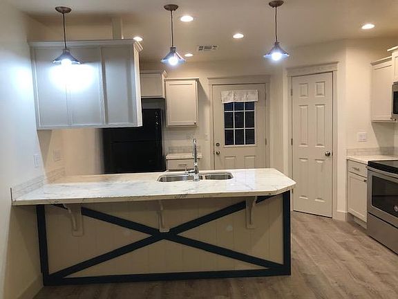 Kitchen, island contains dishwasher