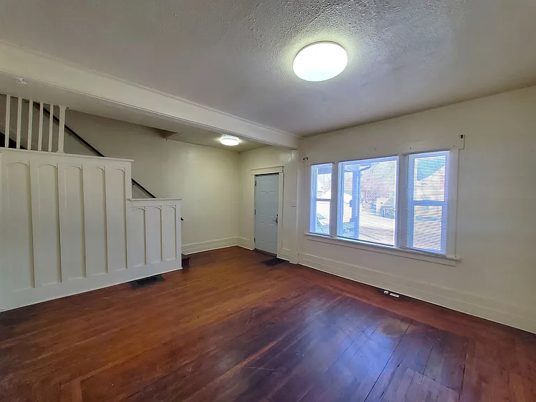 418 Sunnyside Ave — Photo 2