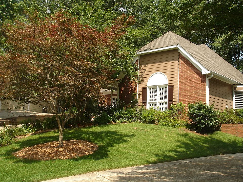 Charming cottage on cul de sac, beautiful landscaping