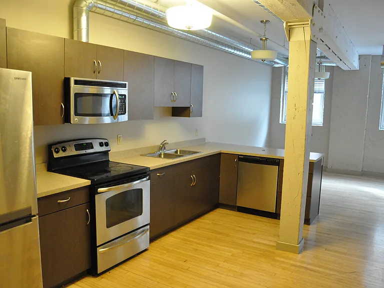 100 Princess St — Photo 12