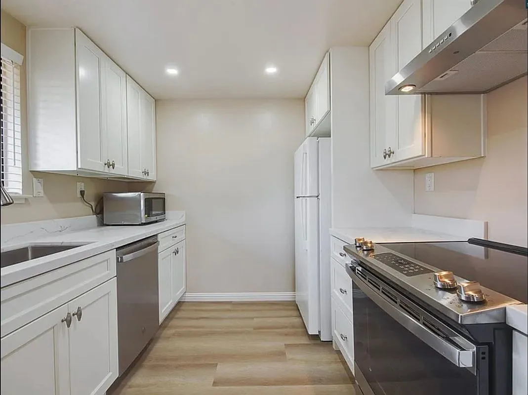 2 bed, 2.0 bath, 944 sqft, $2,650 — Photo 2