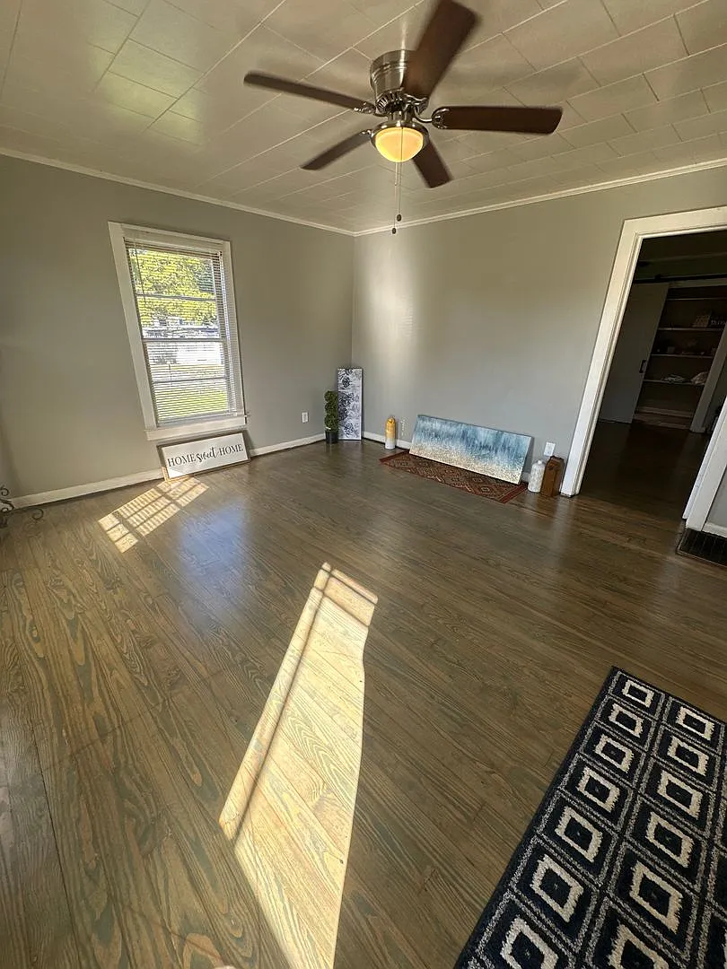 2 Bed House w/ Wooden floors, Large Front porch, Central HVAC & Huge yard! — Photo 2