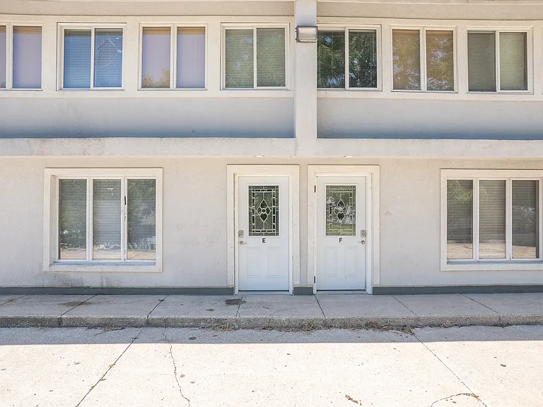 1015 Madison St E — Photo 4