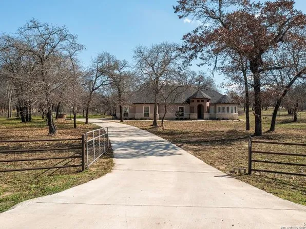 189 W County Rd, Natalia, TX 78059