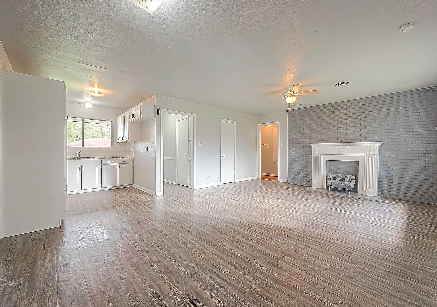 Spacious 4-Bedroom Retreat Near Downtown Houston & Major Highways — Photo 2