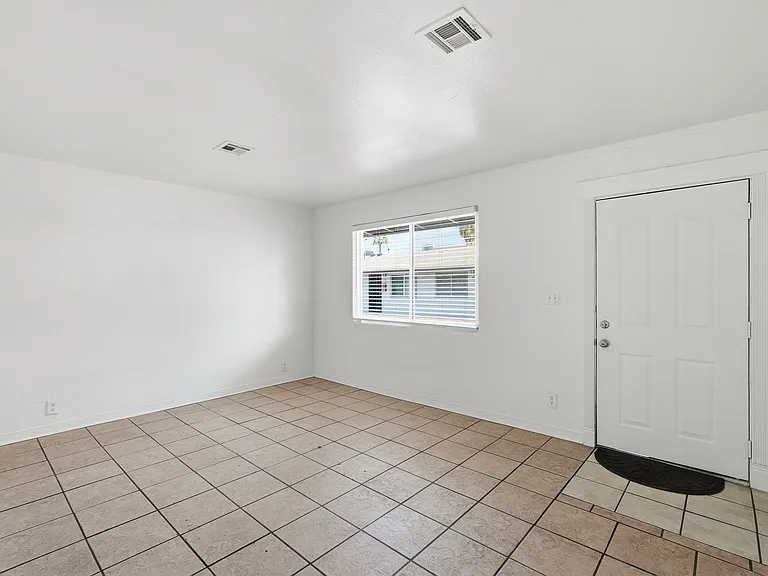 4329 N Longview Ave #10 — Photo 6