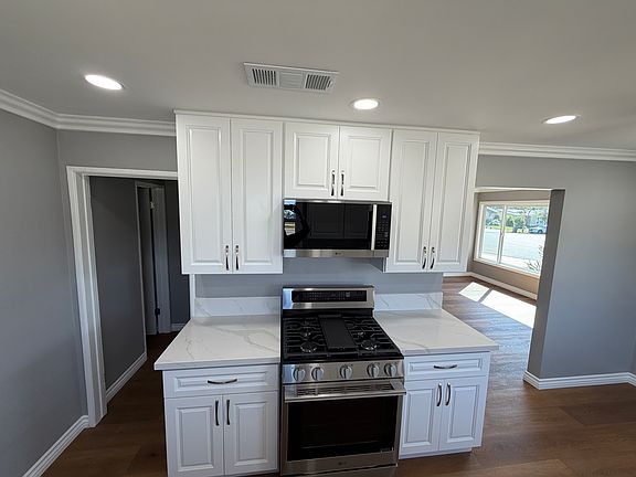3rd image of 902 Cordelia Ave