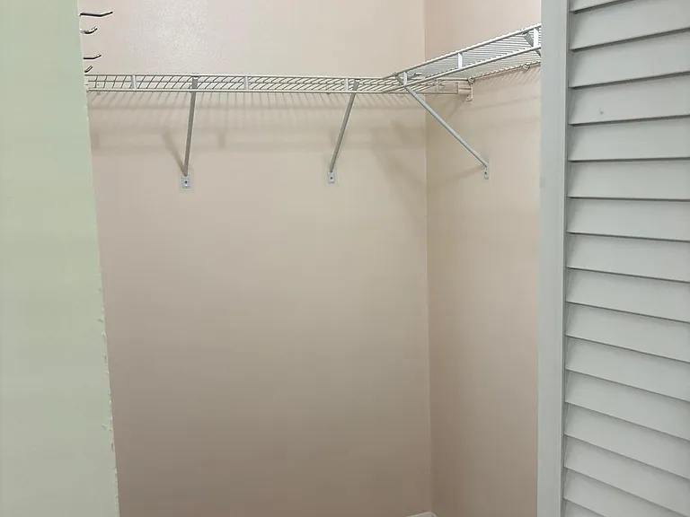 Primary walk-in closet
Vestidor principal