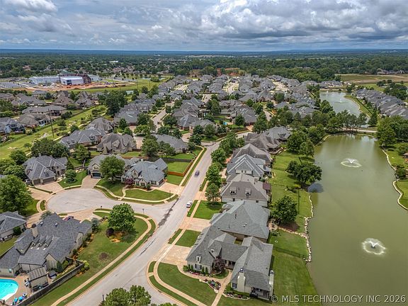 3rd image of 6009 W Utica Cir