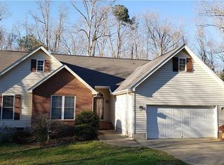 302 Twisted Oak Dr, Greenwood, SC 29646