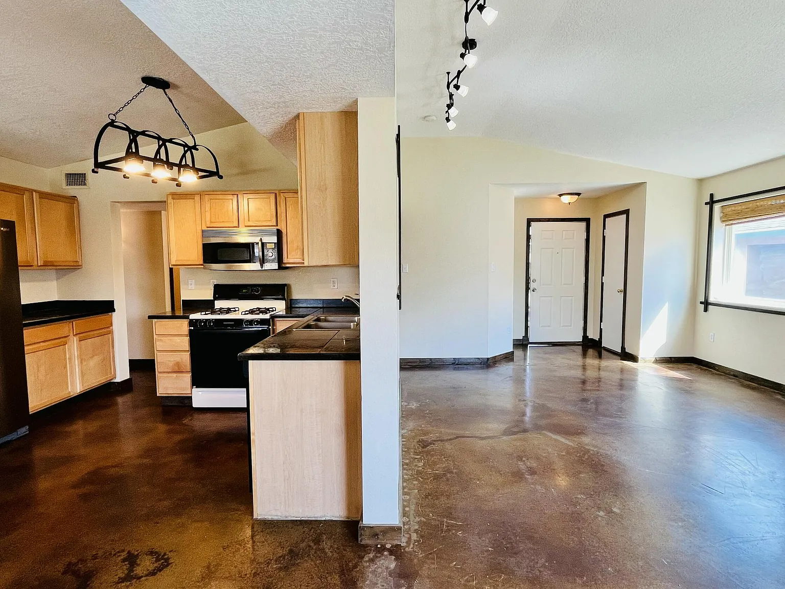 3 bed, 2.0 bath, 1488 sqft, $2,399 — Photo 3