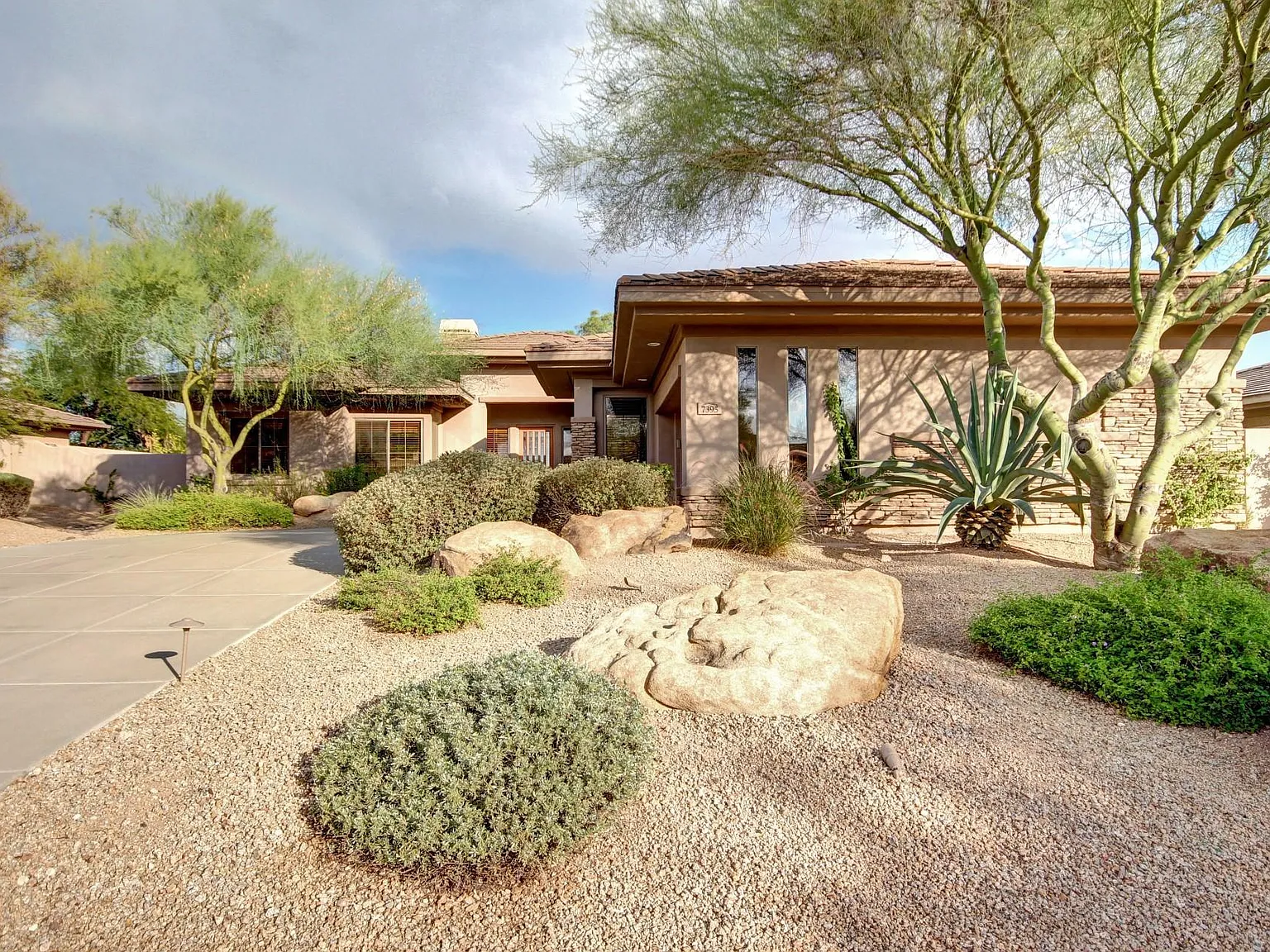 2 bed, 2.5 bath, 2485 sqft, $7,000 — Photo 2