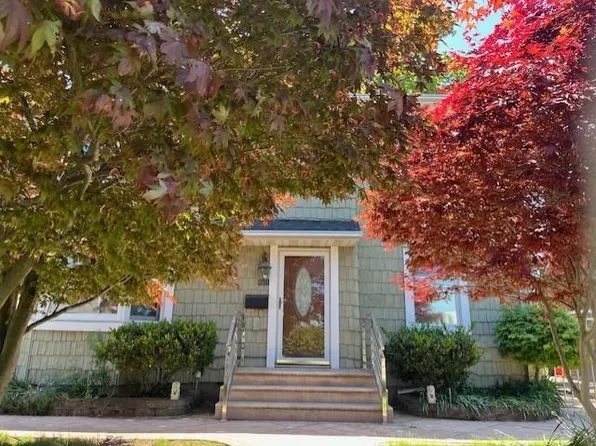 111 Raff Avenue, Mineola, NY 11501