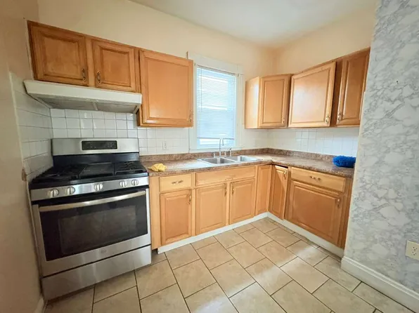 94 Lilac St #1, New Haven, CT 06511