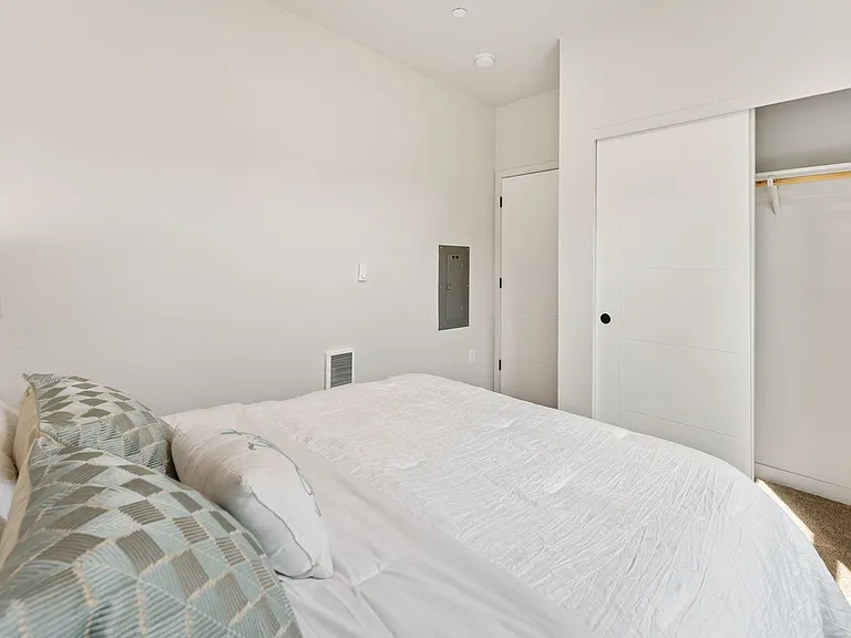 241 SE 80th Ave #103 — Photo 42