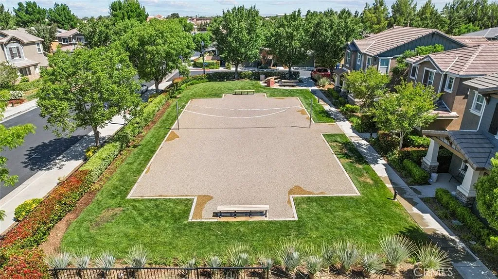 4 bed, 2043 sqft, $3,299 — Photo 4