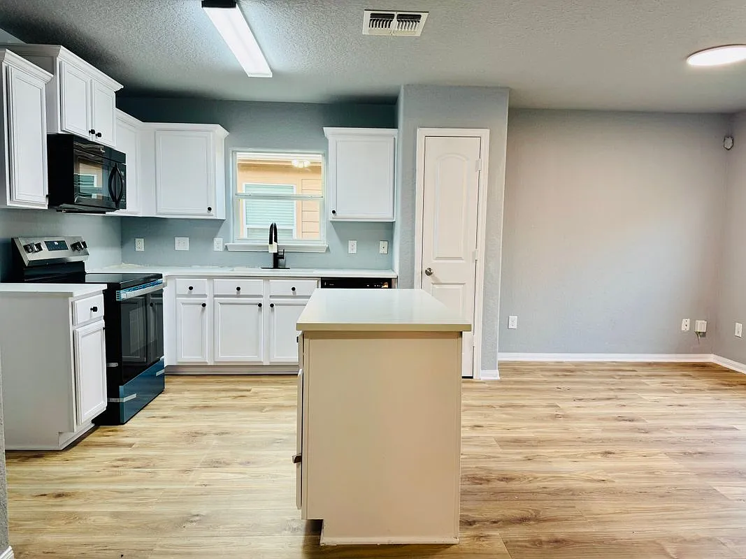 3 bed, 2.0 bath, 1330 sqft, $1,650 — Photo 4