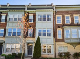 861 Regents Sq #325, Oxon Hill, MD 20745