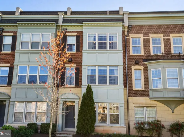 861 Regents Sq #325, Oxon Hill, MD 20745