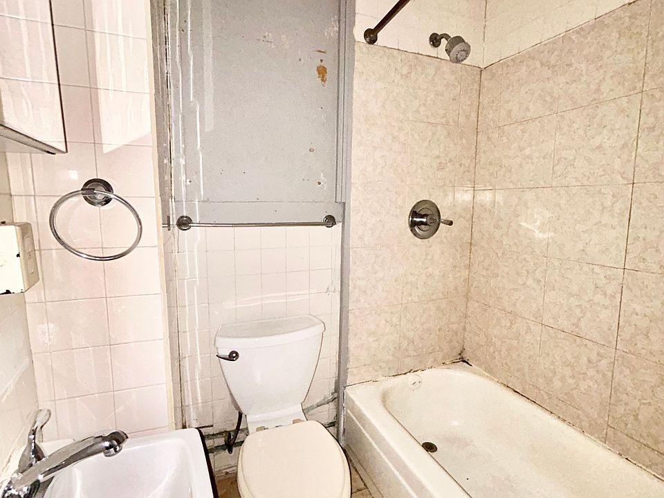 2nd image of 176 3rd St APT 4