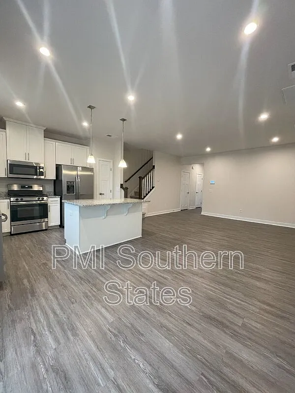 3 bed, 2.5 bath, 1400 sqft, $1,780 — Photo 2