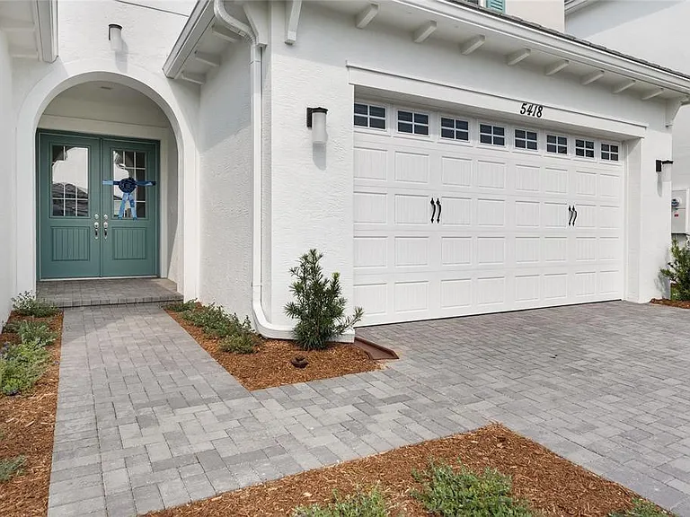 5418 Empire Dr — Photo 2