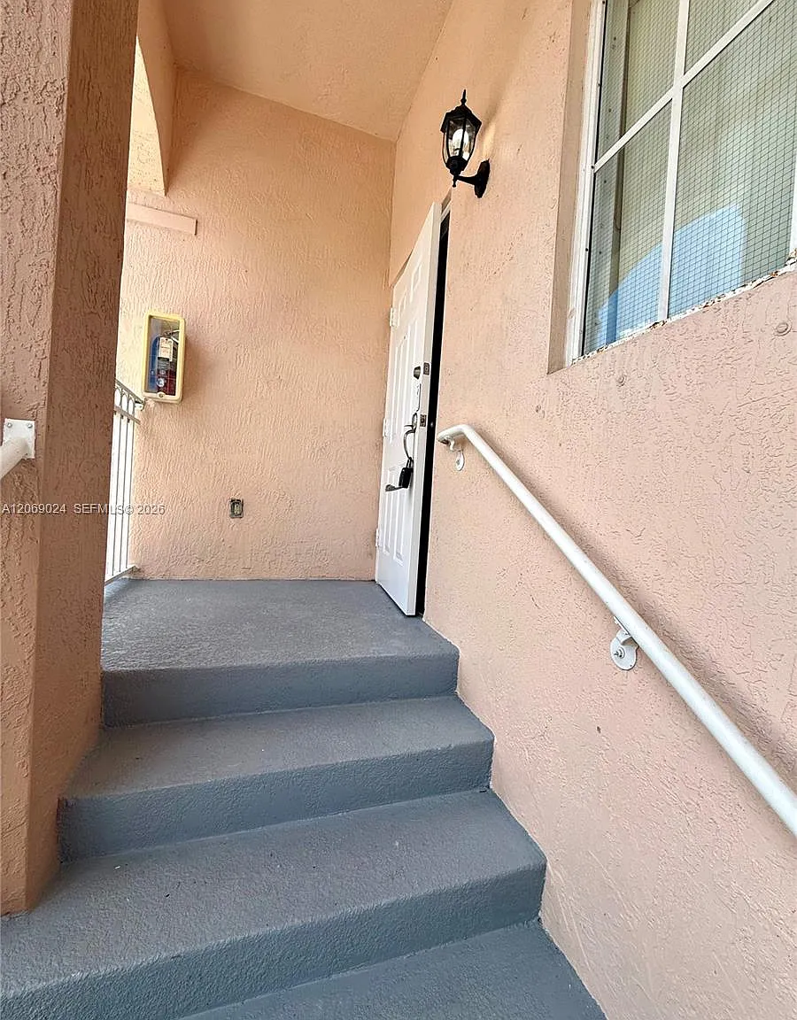 Venetia Gardens Condo — Photo 2