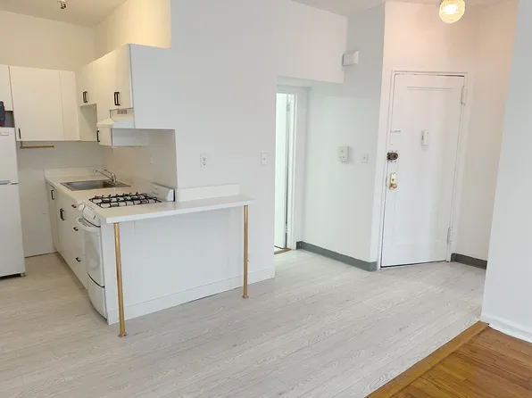 230 East 75th Street image 2 of 11