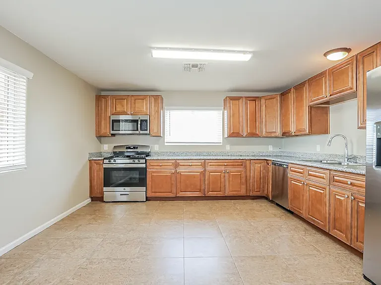 7518 W Whitton Ave — Photo 2