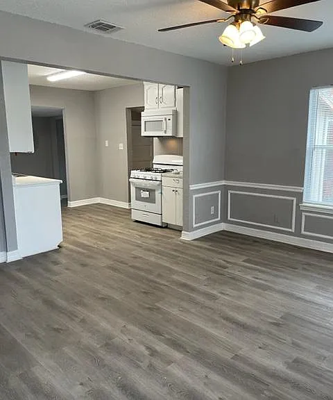 1074 Poinsettia — Photo 1