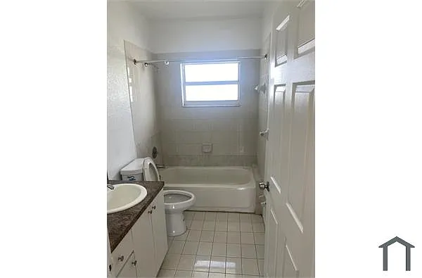 Building Photo - 1070 NW 9th Ave #1