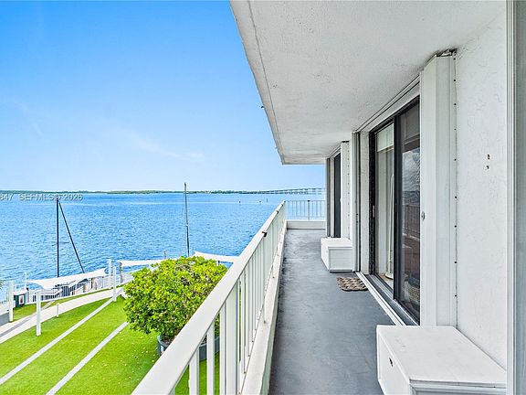 5th image of 200 SE 15th Rd APT 5D