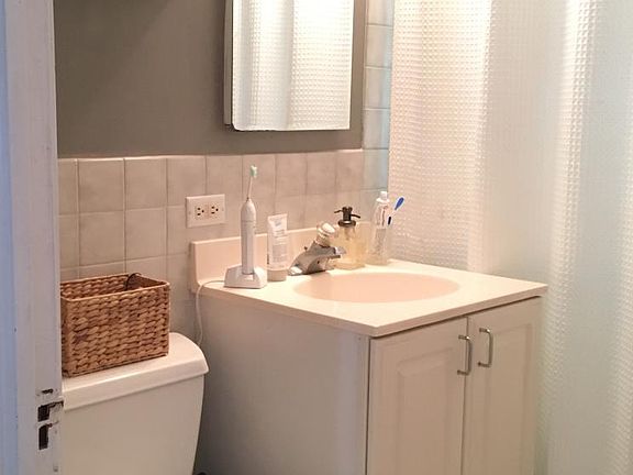 Bathroom, main floor between two bedrooms