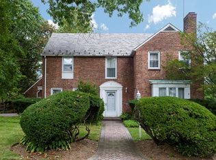 2 Larch Dr, Great Neck, NY 11021