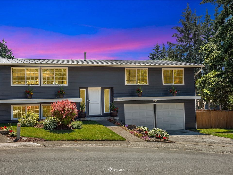 A refreshing take on a split level entry design. 5 bedrooms, 3 bathrooms, and 3,120 sq. ft.