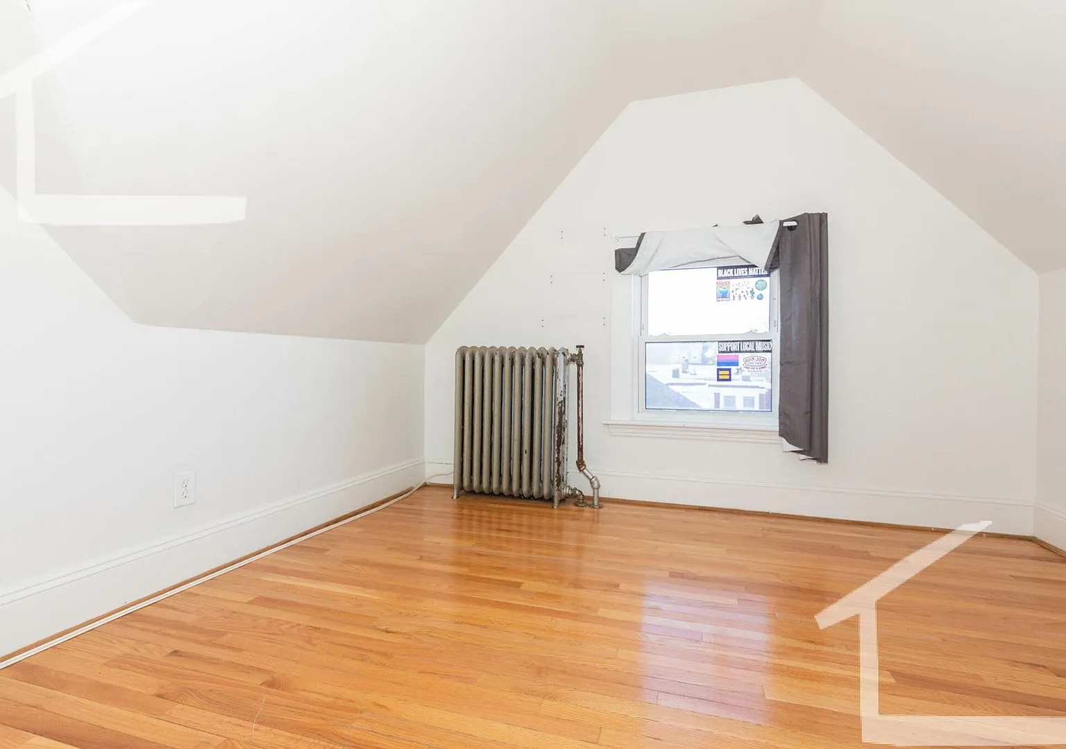 Nice 4 bed in Allston — Photo 3