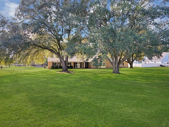 2nd image of 413 Lakeview Cir