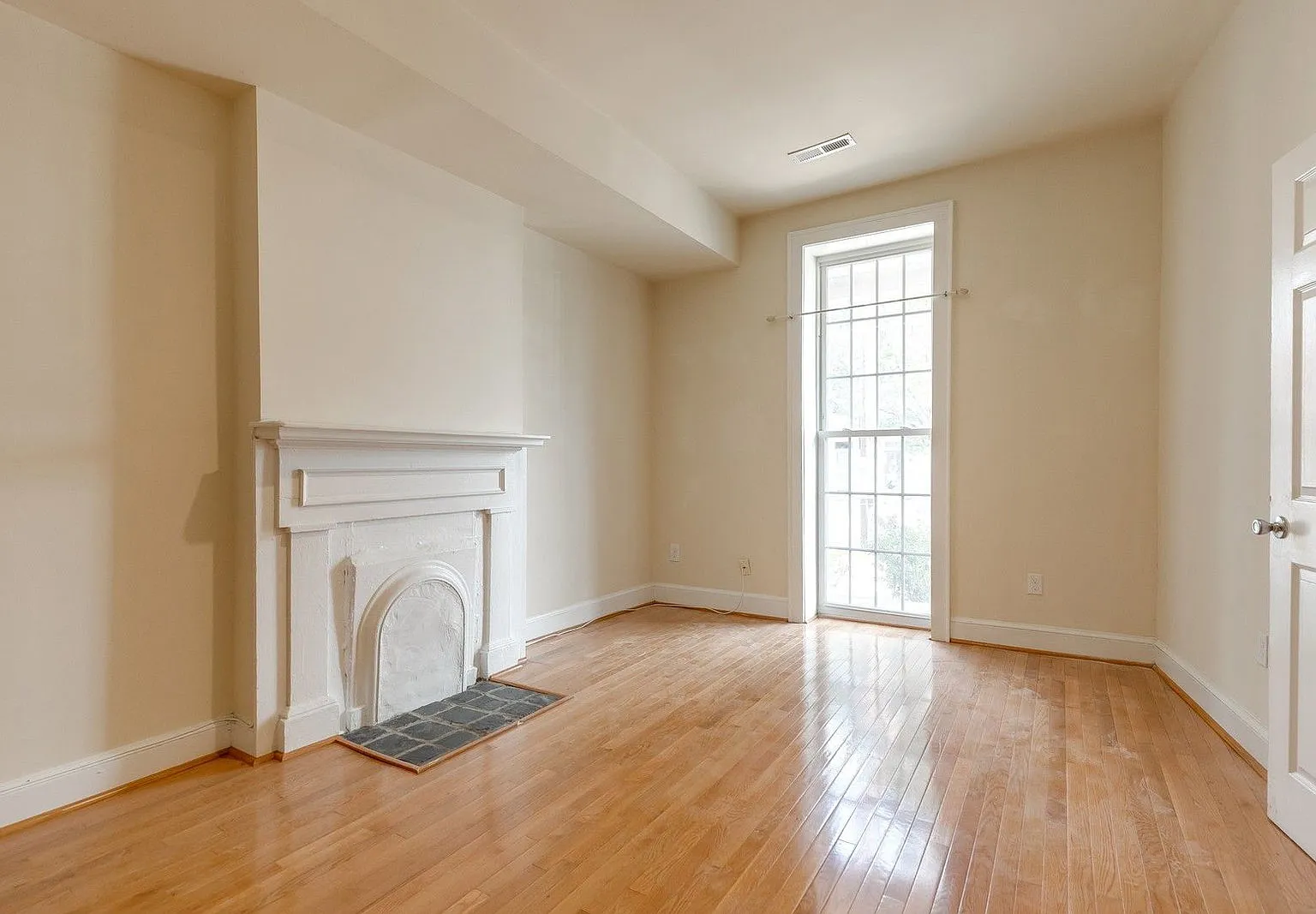 3 bed, 2.0 bath, 1580 sqft, $2,200 — Photo 4