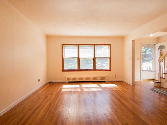 3rd image of 7 Selden Dr