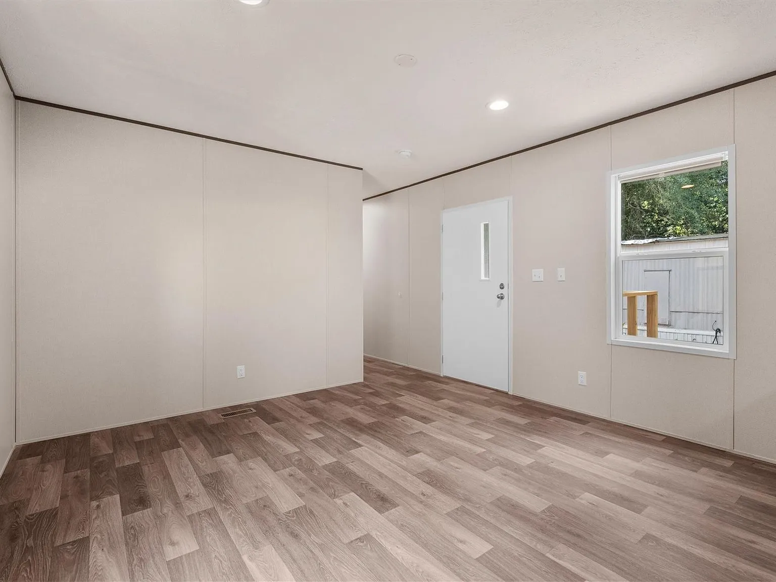 3 bed, 2.0 bath, 869 sqft, $1,300 — Photo 3
