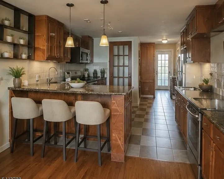 208 Astor St — Photo 2