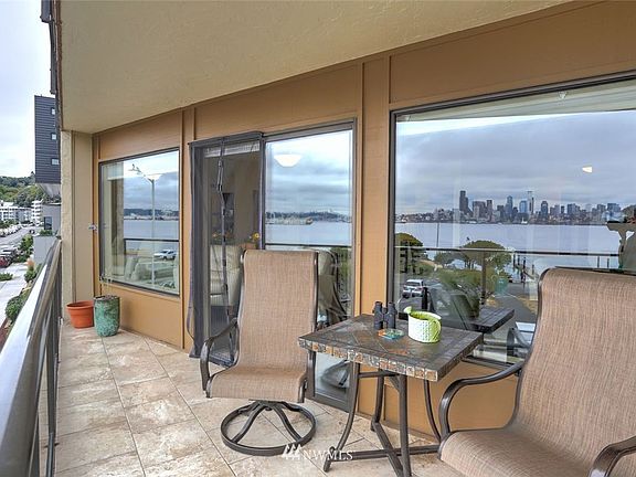 Spacious Balcony with huge city and water views!