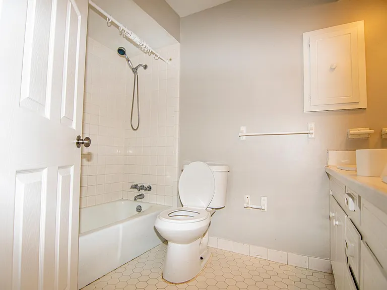 4100 King Arthur Pl — Photo 11