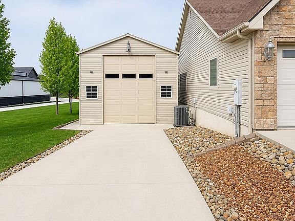 3rd image of 459 Woodgate Dr