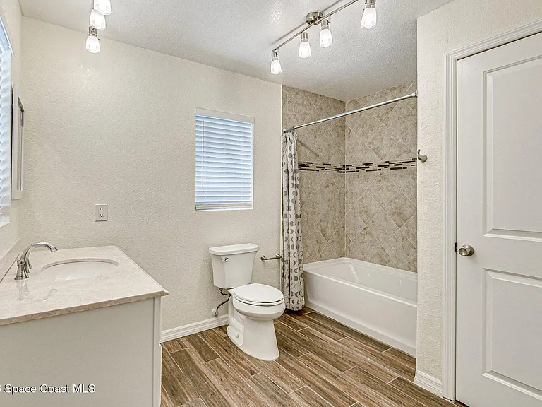 175 NW Valencia Rd — Photo 15