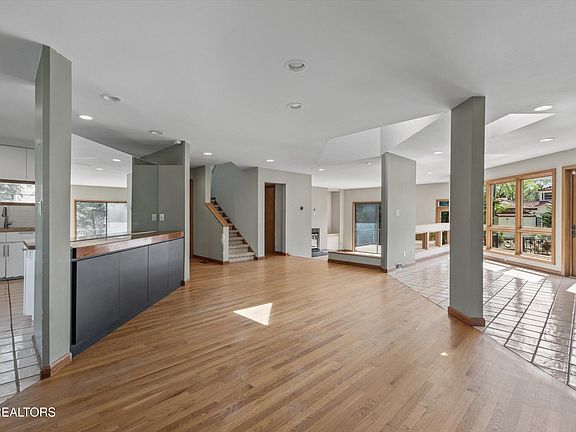 4th image of 3632 Woodland Dr